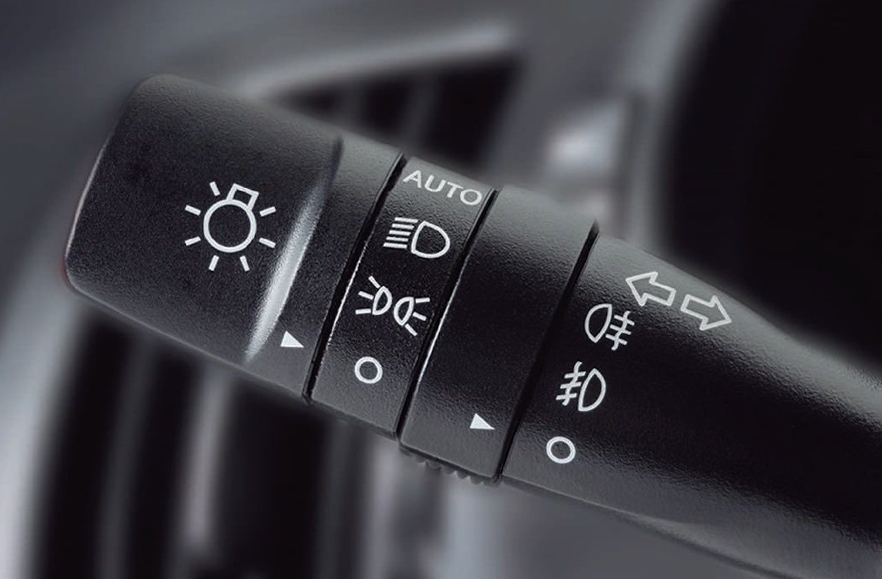 Luces del auto: cuáles hay que encender con niebla y las recomendaciones para circular | Garantia Plus